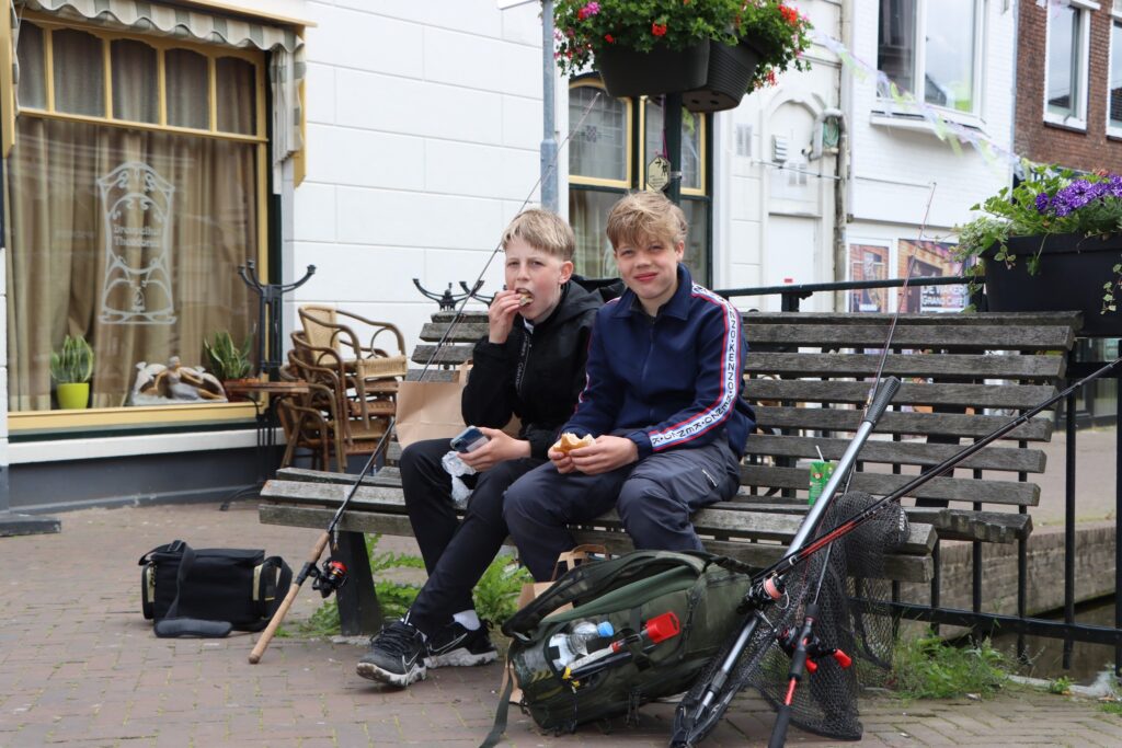 Kan een afbeelding zijn van 2 mensen, scooter, segway en fiets