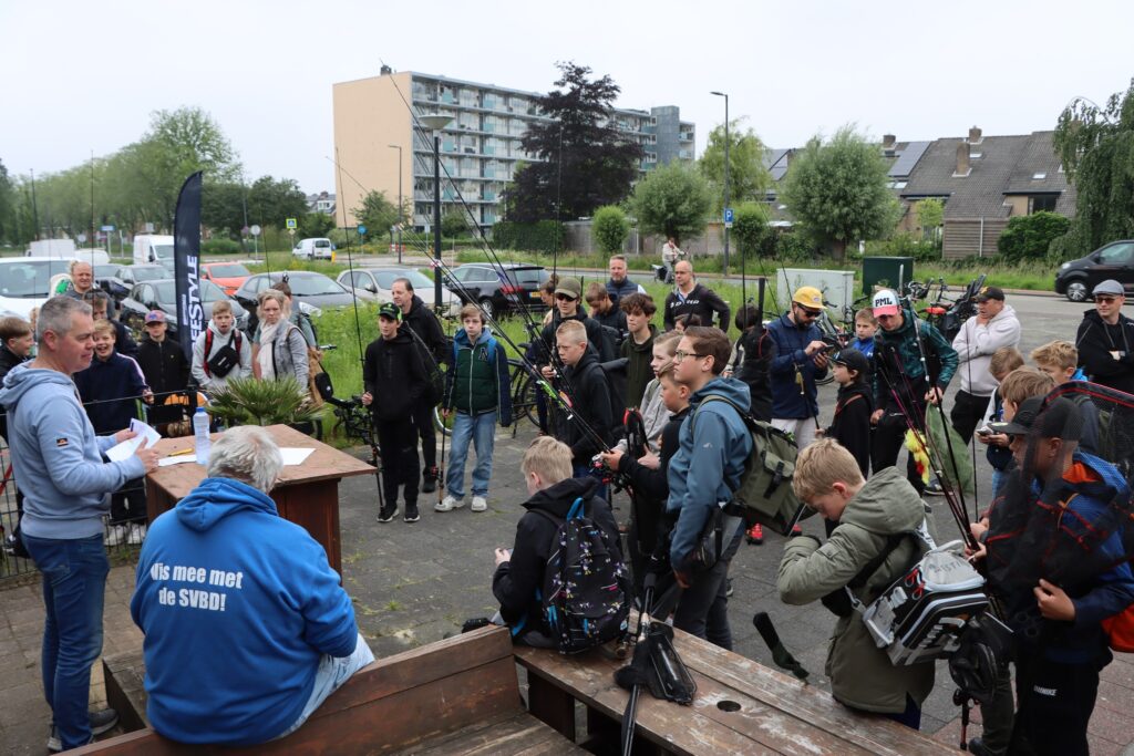 Kan een afbeelding zijn van 4 mensen, menigte en tekst